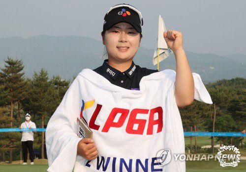 우승 기념 촬영하는 홍정민.[KLPGA 제공. 재판매 및  DB금지]