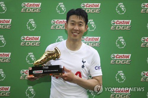 아시아인 첫 EPL '골든 부트' 주인공 손흥민(노리치 AP/PA=연합뉴스) 영국 잉글랜드 프리미어리그(EPL) 토트넘 홋스퍼의 손흥민이 22일(현지시간) 노리치의 캐로 로드에서 열린 노리치 시티와의 최종 38라운드 경기 종료 직후 '골든 부트'(득점왕 트로피)를 들고 포즈를 취하고 있다. 그는 이날 경기에서 22, 23호 골을 연달아 기록, 이날 1골을 추가한 리버풀의 무함마드 살라흐와 함께 아시아인으로는 처음으로 EPL 공동 득점왕에 올랐다. [재판매 및 DB 금지] 2022.5.23 leekm@yna.co.kr