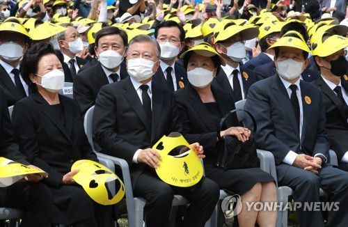 영상 시청하는 문 전 대통령(김해=연합뉴스) 김동민 기자 = 문재인 전 대통령이 23일 경남 김해시 진영읍 봉하마을에서 엄수된 노무현 전 대통령 서거 13주기 추도식에서 고인의 영상을 시청하고 있다. 2022.5.23 [공동취재] image@yna.co.kr