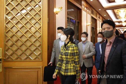 청와대 본관 둘러보는 김건희 여사(서울=연합뉴스) 김건희 여사가 지난 22일 저녁 청와대  대정원 야외무대에서 열린 청와대 국민개방기념 특별기획 KBS 열린음악회가 끝난 뒤 청와대 본관을 둘러보고 있다. 2022.5.23 [대통령실 제공, 재판매 및 DB 금지] photo@yna.co.kr