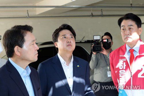 노후 아파트 지하주차장 둘러보는 이준석(군포=연합뉴스) 권준우 기자 = 국민의힘 이준석 대표(가운데)가 24일 오전 '1기 신도시 재정비사업 신속 추진'을 위해 경기 군포시 가야주공5단지 아파트를 방문, 성일종 정책위의장(왼쪽)과 하은호 군포시장 후보와 함께 주민들의 설명을 듣고 있다. 2022.5.24 stop@yna.co.kr