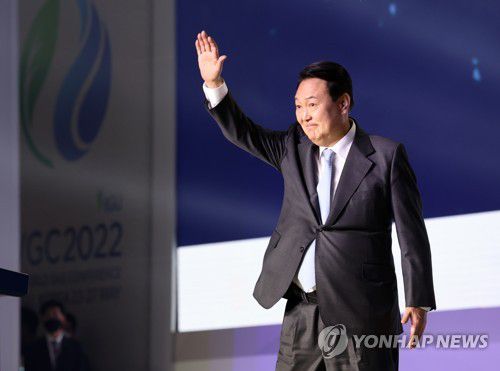 손 흔드는 윤석열 대통령(대구=연합뉴스) 안정원 기자 = 윤석열 대통령이 24일 대구 엑스코에서 열린  2022대구세계가스총회(WGC)에서 축사를 마친 뒤 인사하고 있다.  2022.5.24 jeong@yna.co.kr