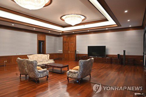 26일부터 청와대 관저 내부도 공개(서울=연합뉴스) 대통령실은 26일부터 청와대 본관 실내를 개방하고, 관저 건물 내부도 공개하겠다고 밝혔다. 사진은 청와대 관저 거실 모습. 2022.5.24 [대통령실 제공, 재판매 및 DB 금지] photo@yna.co.kr