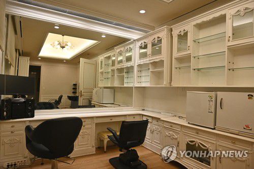 26일부터 청와대 관저 내부도 공개(서울=연합뉴스) 대통령실은 26일부터 청와대 본관 실내를 개방하고, 관저 건물 내부도 공개하겠다고 밝혔다. 사진은 청와대 관저 메이크업실 모습. 2022.5.24 [대통령실 제공, 재판매 및 DB 금지] photo@yna.co.kr