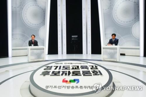 경기도 교육감 후보자 토론회 참석한 두 후보(고양=연합뉴스) 25일 오전 경기도 고양시 일산 MBC 스튜디오에서 열린 '제8회 전국동시지방선거 경기도 교육감 후보자 토론회'에서 임태희 후보와 성기선 후보가 토론회 시작을 기다리고 있다. 2022.5.25 [경기사진공동취재단 제공. 재판매 및 DB 금지]