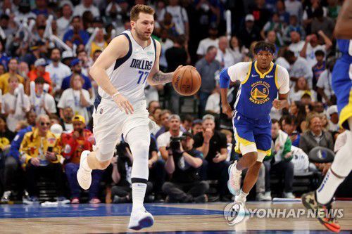 드리블하는 돈치치[로이터=연합뉴스] Mandatory Credit: Kevin Jairaj-USA TODAY Sports