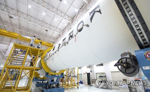 누리호 막바지 점검 작업(서울=연합뉴스) 지난 10일 전남 고흥군 나로우주센터에서 한국항공우주연구원 연구진이 누리호에 대한 막바지 점검 작업을 하고 있다. 누리호는 다음달 15일 2차 발사 예정이다. 2022.5.11 [한국항공우주연구원 제공.재판매 및 DB 금지] photo@yna.co.kr