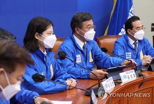 발언하는 윤호중 상임선대위원장(서울=연합뉴스) 백승렬 기자 = 더불어민주당 윤호중 상임선대위원장(오른쪽 두번째)이 25일 오전 서울 여의도 국회에서 열린 국정균형과 민생안정을 위한 선대위 합동회의에서 발언하고 있다. 2022.5.25 [국회사진기자단] srbaek@yna.co.kr