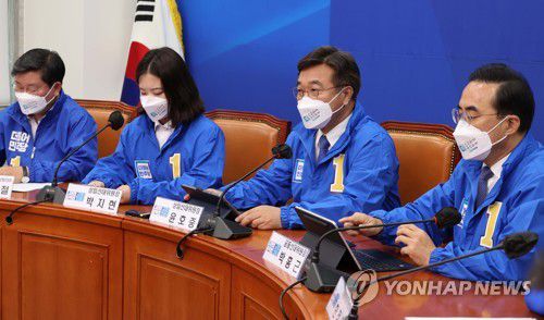 발언하는 윤호중 상임선대위원장(서울=연합뉴스) 백승렬 기자 = 더불어민주당 윤호중 상임선대위원장이 25일 오전 서울 여의도 국회에서 열린 국정균형과 민생안정을 위한 선대위 합동회의에서 발언하고 있다. 2022.5.25 [국회사진기자단] srbaek@yna.co.kr