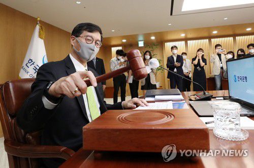의사봉 두드리는 이창용 총재(서울=연합뉴스) 이창용 한국은행 총재가 26일 오전 서울 중구 한국은행에서 열린 금융통화위원회 본회의에서 의사봉을 두드리고 있다. 2022.5.26 [사진공동취재단] photo@yna.co.kr