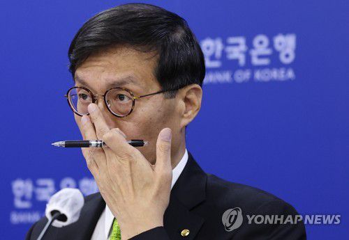 물가는 오르는데(서울=연합뉴스) 홍해인 기자 = 이창용 한국은행 총재가 26일 서울 중구 한국은행 브리핑실에서 이날 열린 금융통화위원회(금통위) 통화정책방향회의 결과에 대해 설명을 마친 뒤 취재진의 질문을 들으며 생각에 잠겨 있다.      금통위는 이날 회의에서 기존 1.50%였던 기준금리를 연 1.75%로 0.25% 포인트 인상했다. 한국은행의 기준금리가 두 달 연속 인상된 건 약 15년만이다. 2022.5.26 hihong@yna.co.kr
