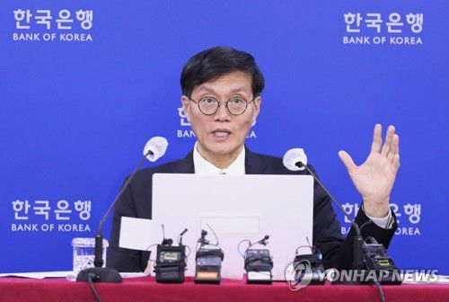금리 인상, 금통위 결과 설명하는 한은 총재(서울=연합뉴스) 강수환 수습기자 = 이창용 한국은행 총재가 26일 서울 중구 한국은행 브리핑실에서 이날 열린 금융통화위원회(금통위) 통화정책방향회의 결과와 관련해 설명하고 있다.      금통위는 이날 회의에서 기존 1.50%였던 기준금리를 연 1.75%로 0.25% 포인트 인상했다. 한국은행의 기준금리가 두 달 연속 인상된 건 약 15년만이다. 2022.5.26 swan@yna.co.kr