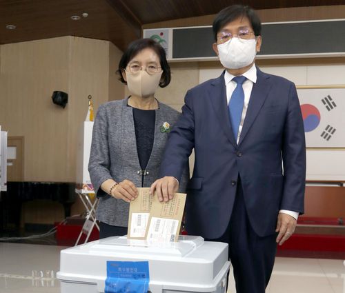 투표하는 노영민 후보[김형우 촬영]