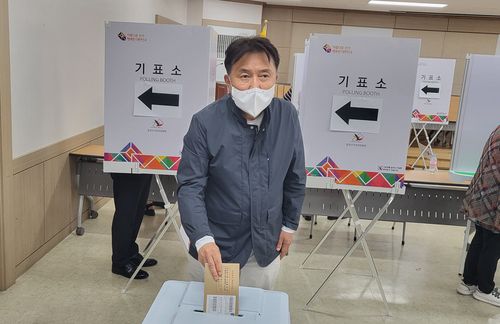 투표하는 김영환 후보[독자 제공. 재판매 및 DB 금지]