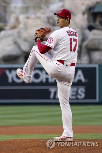 오타니의 투구(애너하임 AP=연합뉴스) 로스앤젤레스 에인절스의 야구 천재 오타니 쇼헤이가 27일(한국시간) 미국 캘리포니아주 애너하임의 에인절스타디움에서 열린 토론토 블루제이스와의 홈 경기에 선발 등판해 투구하고 있다.