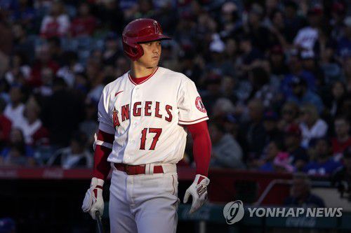 타석에 들어서는 오타니(애너하임 AP=연합뉴스) 27일(한국시간) 미국 캘리포니아주 애너하임의 에인절스타디움에서 열린 토론토 블루제이스와의 홈 경기에 선발 투수이자 3번 타자로 출전한 오타니 쇼헤이가 1회 타석에 들어서고 있다.
