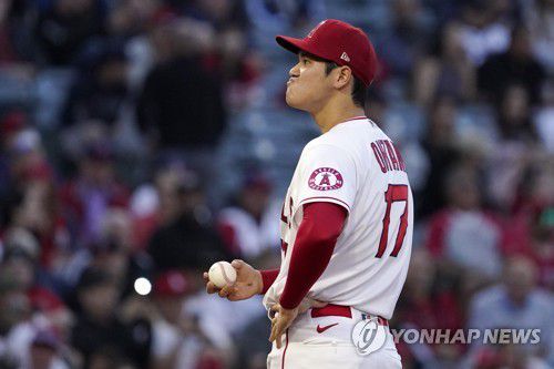 당황한 오타니(애너하임 AP=연합뉴스) 토론토 블루제이스 왼손 선발 류현진이 27일(한국시간) 미국 캘리포니아주 애너하임의 에인절스타디움에서 열린 로스앤젤레스 에인절스와의 방문 경기에 선발 등판해 역투하고 있다.