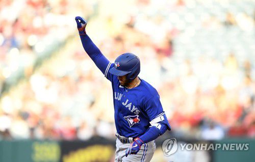 오타니 쇼헤이를 상대로 선두타자 홈런을 친 조지 스프링어[AFP=연합뉴스]