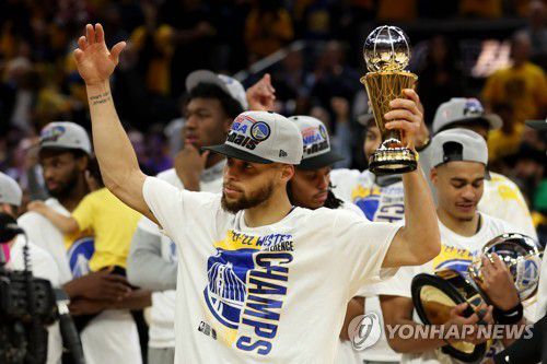 서부 콘퍼런스 결승 MVP 수상자 스테픈 커리[게티이미지/AFP=연합뉴스]