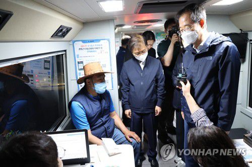 새벽 인력시장 상담버스 둘러보는 한덕수 총리(서울=연합뉴스) 김승두 기자 = 한덕수 국무총리가 27일 새벽 이정식 고용노동부 장관(가운데)과 함께 서울 구로구 새벽인력시장을 방문해 종합지원 이동 상담버스를 둘러보며 상담중인 근로자와 대화하고 있다. 2022.5.27 kimsdoo@yna.co.kr