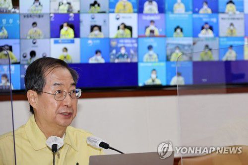 취임 후 첫 중대본회의 주재하는 한덕수 총리(서울=연합뉴스) 김승두 기자 = 한덕수 국무총리가 27일 정부서울청사에서 열린 코로나19 대응 중앙재난안전대책본부 첫 회의를 주재하고 있다. 2022.5.27 kimsdoo@yna.co.kr