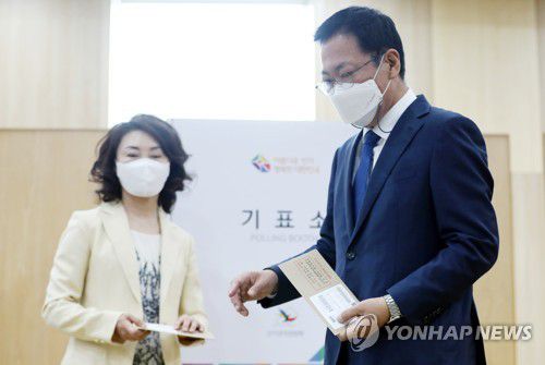 아내와 사전투표소 찾은 박남춘 후보(인천=연합뉴스) 6·1 지방선거 인천시장에 출마한 더불어민주당 박남춘 후보가 아내 최혜경씨와 함께 27일 오전 인천시 남동구 간석3동행정복지센터에 마련된 사전투표소에서 투표하고 있다. 2022.5.27 [인천사진공동취재단] tomatoyoon@yna.co.kr