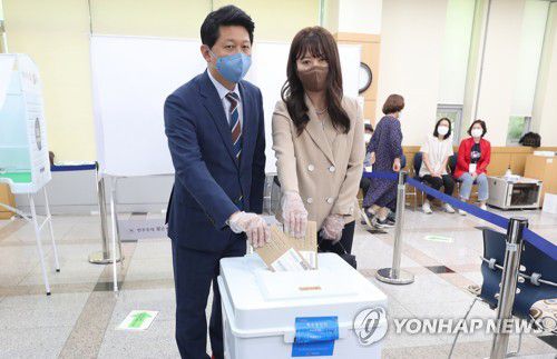 사전투표하는 서재헌 대구시장 후보(대구=연합뉴스) 박세진 기자 = 더불어민주당 서재헌 대구시장 후보가 27일 대구 달서구 이곡2동 행정복지센터에서 사전투표를 하고 있다. 2022.5.27 psjpsj@yna.co.kr