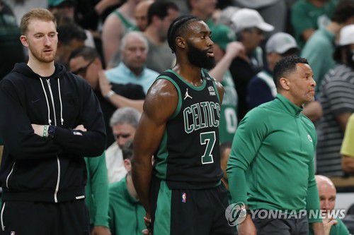 팀 패배를 지켜보는 보스턴 셀틱스의 제일런 브라운[AP=연합뉴스]