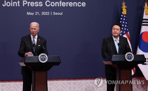 한미정상 공동 기자회견(서울=연합뉴스) 서명곤 기자 = 조 바이든 미국 대통령이 21일 서울 용산 대통령실 청사에서 열린 한미 정상 공동기자회견에서 발언하고 있다. 2022.5.21 seephoto@yna.co.kr