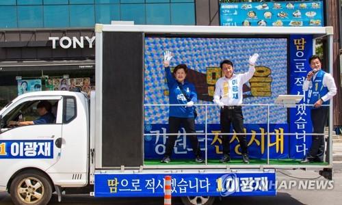 태백에서 지지 호소하는 이광재 후보(태백=연합뉴스) 더불어민주당 이광재 강원도지사 후보가 28일 태백에서 거리 인사를 하며 지지를 호소하고 있다. 2022.5.28 [후보 측 제공. 재판매 및 DB 금지] photo@yna.co.kr