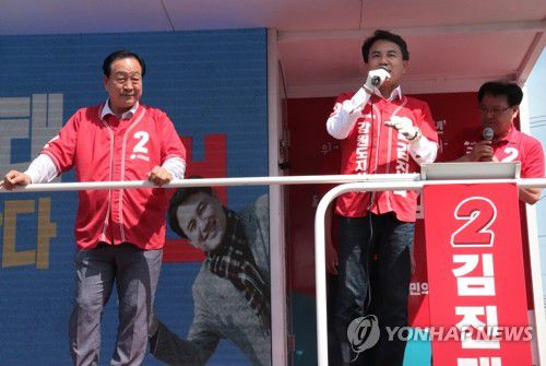 철원에서 지지 호소하는 김진태 후보(철원=연합뉴스) 국민의힘 김진태 강원도지사 후보가 28일 철원에서 거리 인사를 하며 지지를 호소하고 있다. 2022.5.28 [후보 측 제공. 재판매 및 DB 금지] yoo21@yna.co.kr