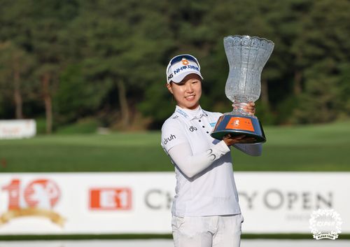 우승 트로피를 든 정윤지.[KLPGA 제공. 재판매 및 DB 금지]