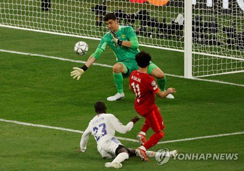 리버풀 살라흐의 슛을 막는 쿠르투아[로이터=연합뉴스]