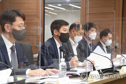 재정관리 점검 회의(서울=연합뉴스) 최상대 기획재정부 차관(왼쪽 두 번째)이 20일 서울 여의도 한국수출입은행에서 '재정관리 점검 회의'를 주재하고 있다. 2022.5.20 [기획재정부 제공. 재판매 및 DB 금지] photo@yna.co.kr