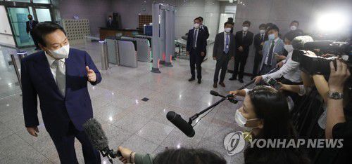 윤 대통령 출근길 답변(서울=연합뉴스) 서명곤 기자 = 윤석열 대통령이 30일 오전 용산 대통령실 청사로 출근하며 취재진의 질문에 답하고 있다. 2022.5.30   [대통령실통신사진기자단] seephoto@yna.co.kr