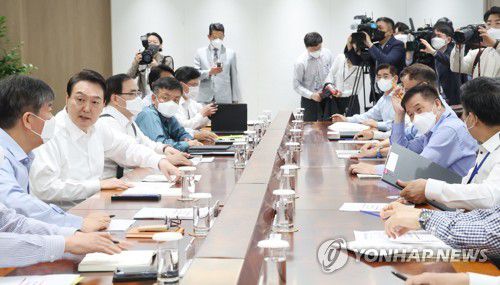 추경안 국무회의 의결, 여유 찾은 윤석열 대통령(서울=연합뉴스) 안정원 기자 = 코로나19 손실 보상을 위한 추가경정예산안 집행을 앞둔 30일 오전 윤석열 대통령이 서울 용산 대통령실 청사에서 열린 수석비서관회의에서 김대기 비서실장과 대화하고 있다. 2022.5.30 jeong@yna.co.kr