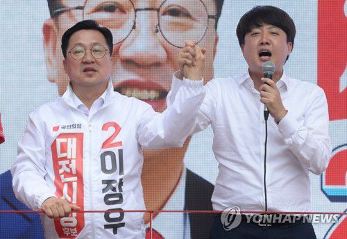 지지 호소하는 이준석(대전=연합뉴스) 김준범 기자 = 국민의힘 이준석 대표가 30일 오전 대전시 서구 둔산동에서 열린 이장우 대전시장 후보 지원 유세에서 지지를 호소하고 있다. 2022.5.30 [공동취재] psykims@yna.co.kr