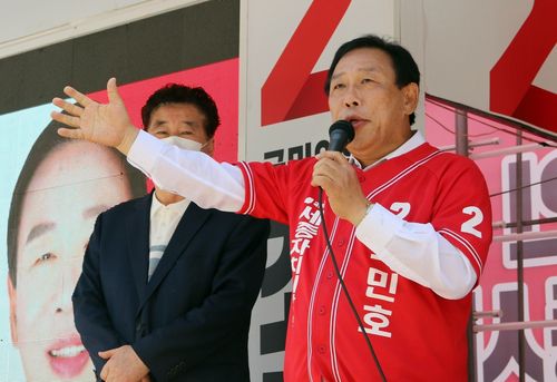 정부세종청사 앞에서 공무원 상대로 지지 호소하는 국민의힘 최민호 후보[촬영 이은파 기자]