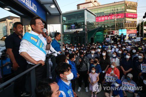 이재명, 인천 계산역 앞 집중 유세(인천=연합뉴스) 더불어민주당 이재명 총괄선대위원장이 31일 오후 인천 계양구 계산역 앞에서 집중 유세를 펼치고 있다. 2022.5.31 [국회사진기자단] uwg806@yna.co.kr