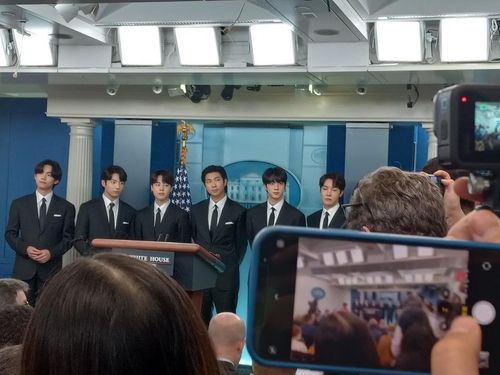 백악관 브리핑룸에 선 BTS (워싱턴=연합뉴스) 류지복 특파원 = 그룹 방탄소년단이 '반(反) 아시안 증오범죄 대응 방안'을 논의하기 위해 조 바이든 미국 대통령을 면담하기 전 브리핑룸을 찾아 발언하고 있다. 2022.6.1 jbryoo@yna.co.kr