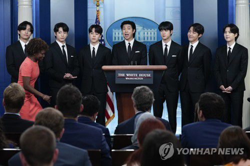 백악관 브리핑룸에 선 BTS(워싱턴 AP=연합뉴스) 세계적인 K팝 스타 방탄소년단(BTS)이 31일(현지시간) 백악관을 방문해 브리핑룸에 섰다. BTS는 미국 '아시아·하와이 원주민·태평양 제도 주민(AANHPI) 유산의 달' 마지막 날인 이날 조 바이든 미국 대통령과 면담하고 '반(反) 아시안 증오범죄 대응 방안'에 대해 의견을 교환했다. 2022. 6. 1. photo@yna.co.kr
