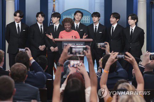 백악관 방문한 BTS(워싱턴 EPA=연합뉴스) 방탄소년단(BTS)이 31일(현지시간) 백악관을 방문해 아시아계 증오범죄에 대해 발언하고 있다. photo@yna.co.kr 2022.5.31