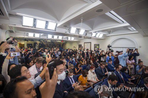 "BTS, 여기 좀 봐주세요"(워싱턴 UPI=연합뉴스) 그룹 방탄소년단(BTS)이 '반(反) 아시안 증오범죄 대응 방안'을 논의하기 위해 조 바이든 미국 대통령을 면담하기 전 백악관 브리핑룸을 찾은 자리에서 몰려든 취재진들이 휴대전화 등으로 BTS를 촬영하고 있다. 2022. 6. 1. photo@yna.co.kr