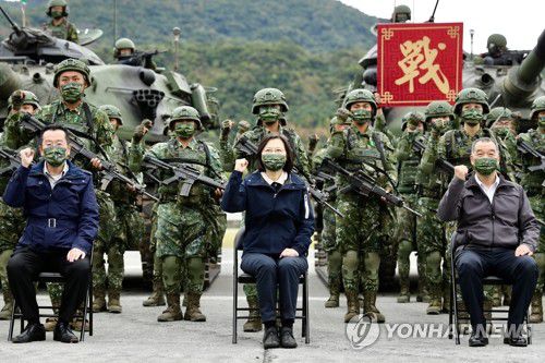 지난 1월 대만군 기지 방문해 장병 격려하는 차이잉원 총통연합뉴스 자료사진. 재판매 및 DB 금지]
