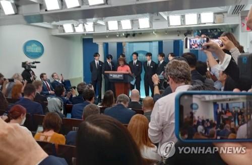 백악관 브리핑룸에 선 BTS(워싱턴=연합뉴스) 류지복 특파원 = 그룹 방탄소년단(BTS)이 '반(反) 아시안 증오범죄 대응 방안'을 논의하기 위해 조 바이든 미국 대통령을 면담하기 전 백악관 브리핑룸을 찾았다. 2022.6.1 jbryoo@yna.co.kr