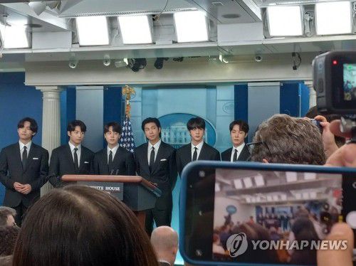 백악관 브리핑룸에 선 BTS(워싱턴=연합뉴스) 류지복 특파원 = 31일(현지시간) 그룹 방탄소년단이 '반(反) 아시안 증오범죄 대응 방안'을 논의하기 위해 조 바이든 미국 대통령을 면담하기 전 브리핑룸을 찾아 발언하고 있다. 2022.6.1 jbryoo@yna.co.kr