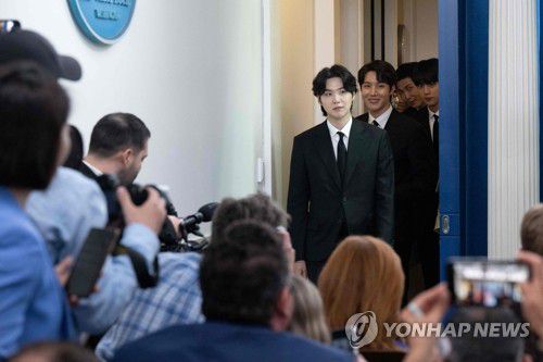 백악관 브리핑룸 들어오는 BTS(워싱턴DC AFP=연합뉴스) 31일(현지시간) 미국 워싱턴DC의 백악관에 초청받은 방탄소년단(BTS)이 백악관 내 브리핑룸에 들어오고 있다. 조 바이든 미국 대통령의 초청을 받은 BTS는 이날 바이든 대통령과 '반(反) 아시안 증오범죄 대응 방안'을 논의한 것으로 알려졌다. 2022.6.1 alo95@yna.co.kr