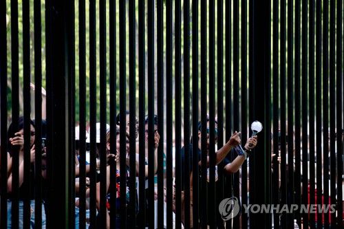 "BTS 보러 왔어요" 백악관 울타리에 매달린 팬들(워싱턴DC AFP=연합뉴스) 그룹 방탄소년단(BTS)의 팬들이 31일(현지시간) 미국 워싱턴DC의 백악관 담장 밖에서 BTS를 보기 위해 구름처럼 모여있다. 백악관에 초청받은 BTS는 이날 조 바이든 미국 대통령(79)과 아시아인 혐오 범죄에 대해 논의했다. 2022.6.1 alo95@yna.co.kr