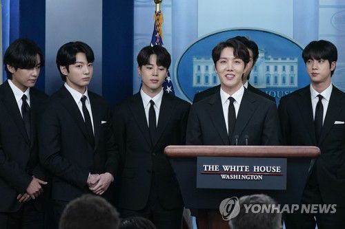 "제 생각은요"…백악관서 발언하는 BTS 제이홉(워싱턴DC AP=연합뉴스) 세계적인 K팝 스타 방탄소년단(BTS)의 제이홉이 31일(현지시간) 멤버들과 함께 미국 워싱턴DC 백악관 브리핑룸에서 발언하고 있다. BTS는 조 바이든 미국 대통령과 아시아인 혐오 범죄에 대한 대응을 논의하기 위해 이날 백악관에 초청받았다. 2022.6.1 alo95@yna.co.kr