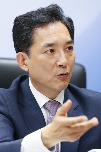인터뷰하는 박민식 보훈처장  (서울=연합뉴스) 신현우 수습기자 = 박민식 신임 국가보훈처장이 지난달 30일 서울 용산구 서울지방보훈청에서 연합뉴스와 인터뷰하고 있다. 월남전 참전 전사 장교의 아들이자 윤석열 정부 첫 보훈처장인 그는 "제복에 대한 비하 인식을 예우로 바꾸는 것이 제 소명"이라고 말했다. 2020.6.2     nowwego@yna.co.kr
